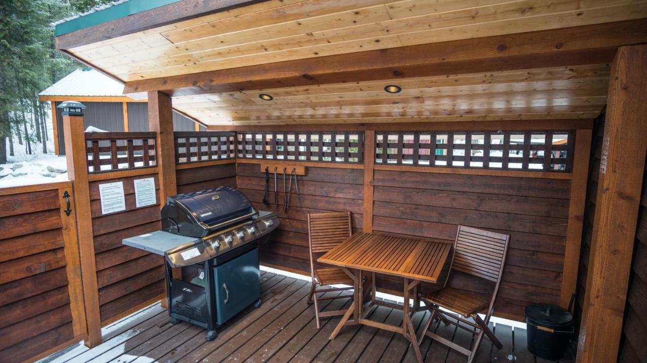 Cedar House Restaurant & Chalets Голден Экстерьер фото