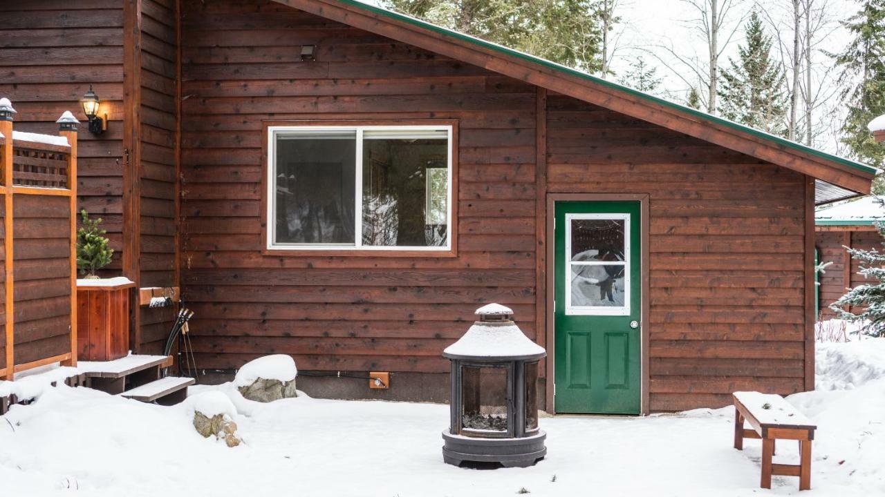 Cedar House Restaurant & Chalets Голден Экстерьер фото