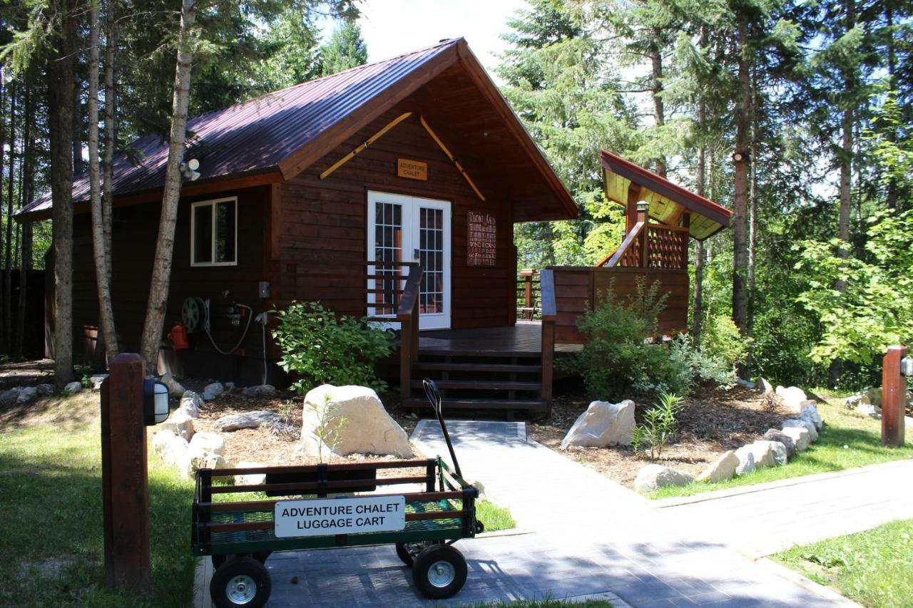 Cedar House Restaurant & Chalets Голден Экстерьер фото