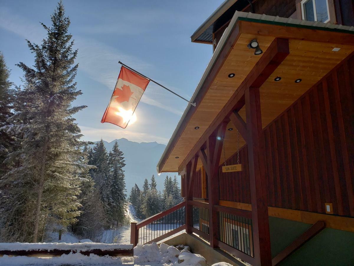 Cedar House Restaurant & Chalets Голден Экстерьер фото