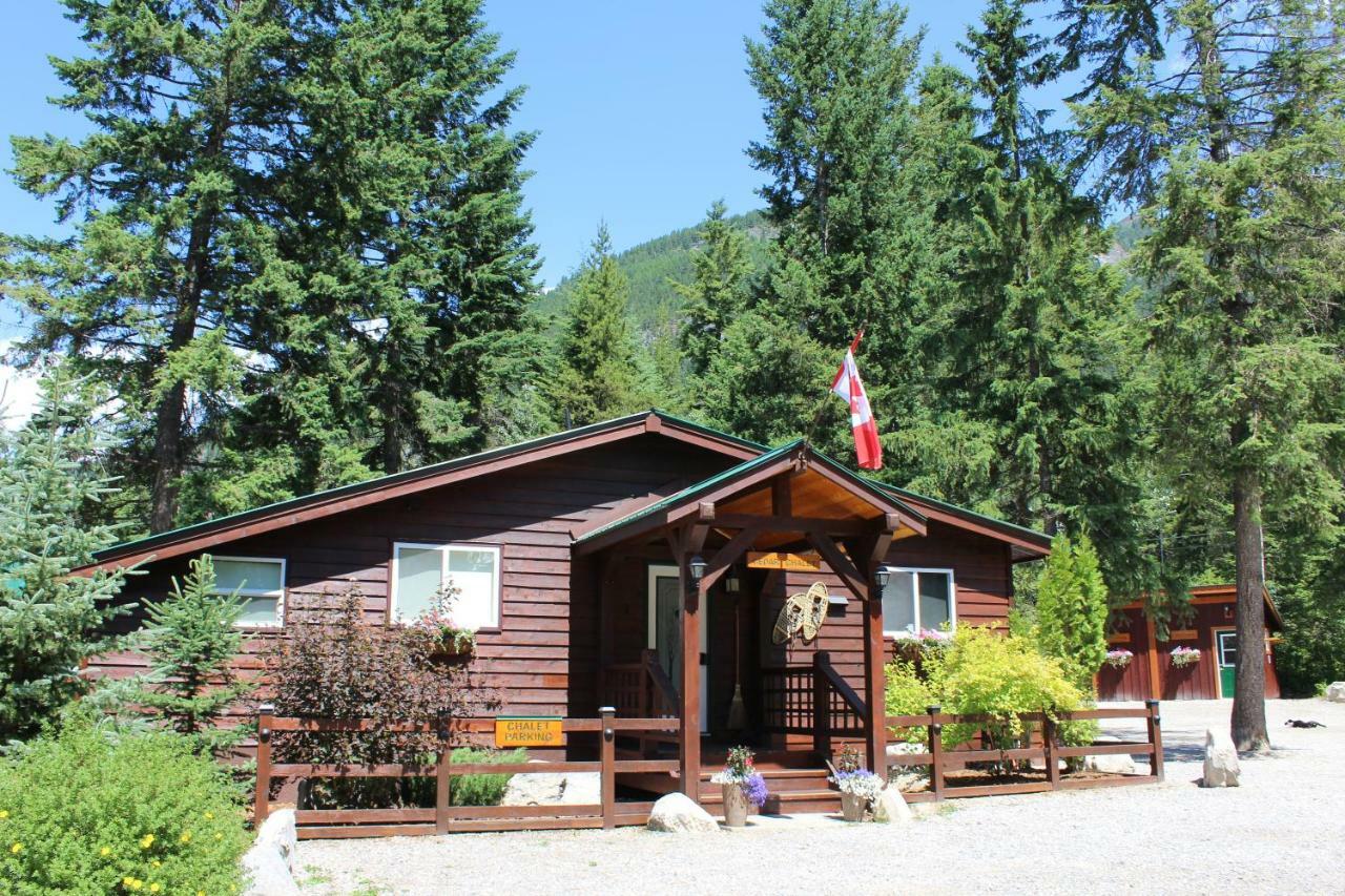 Cedar House Restaurant & Chalets Голден Экстерьер фото