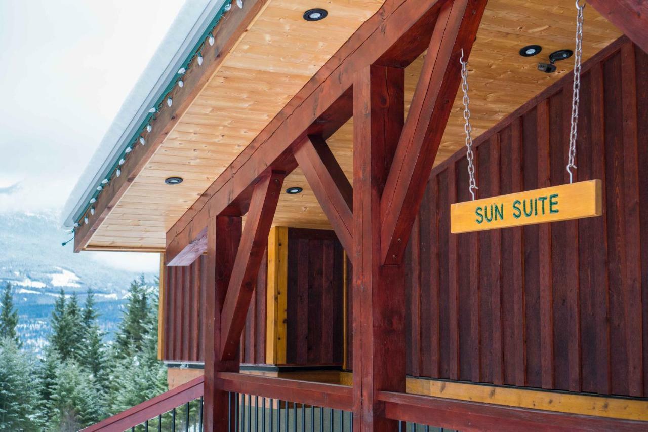 Cedar House Restaurant & Chalets Голден Экстерьер фото