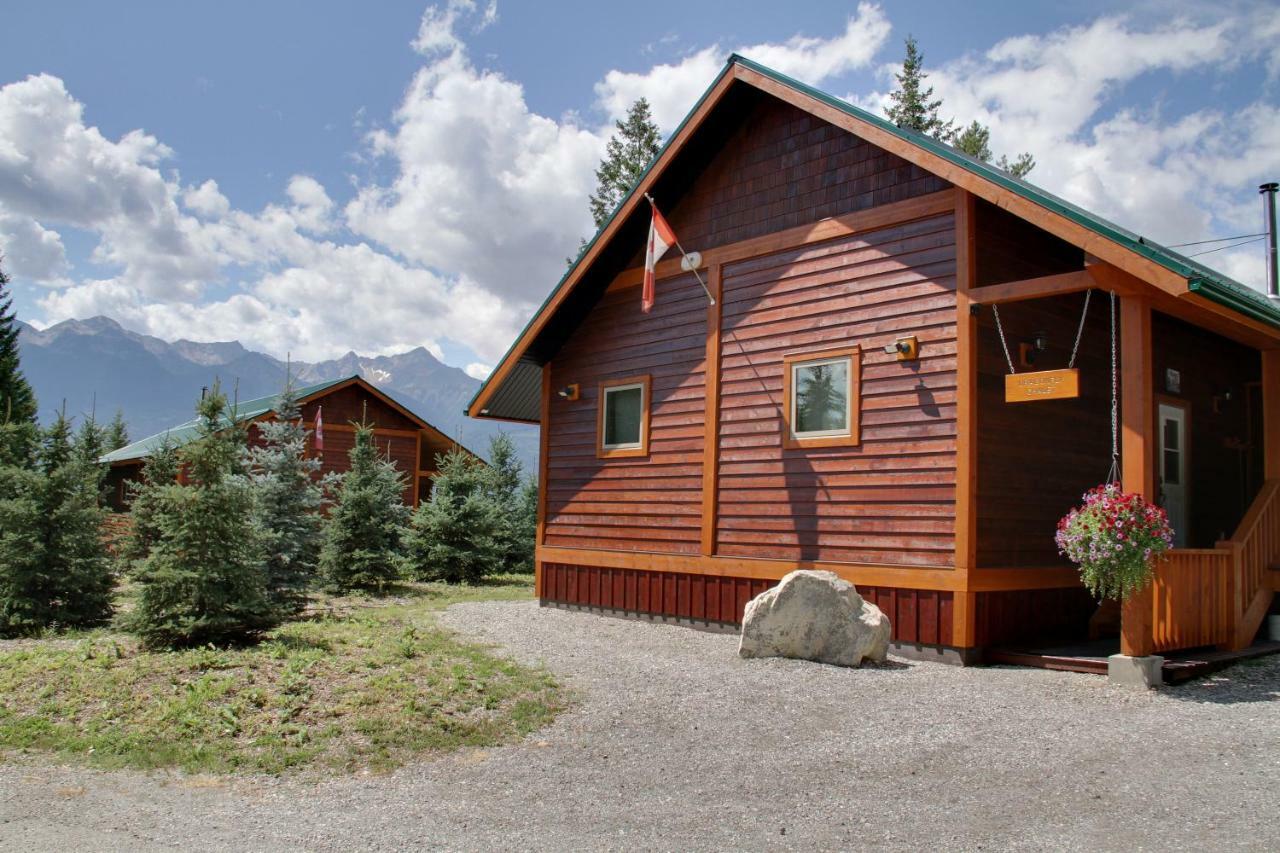 Cedar House Restaurant & Chalets Голден Экстерьер фото