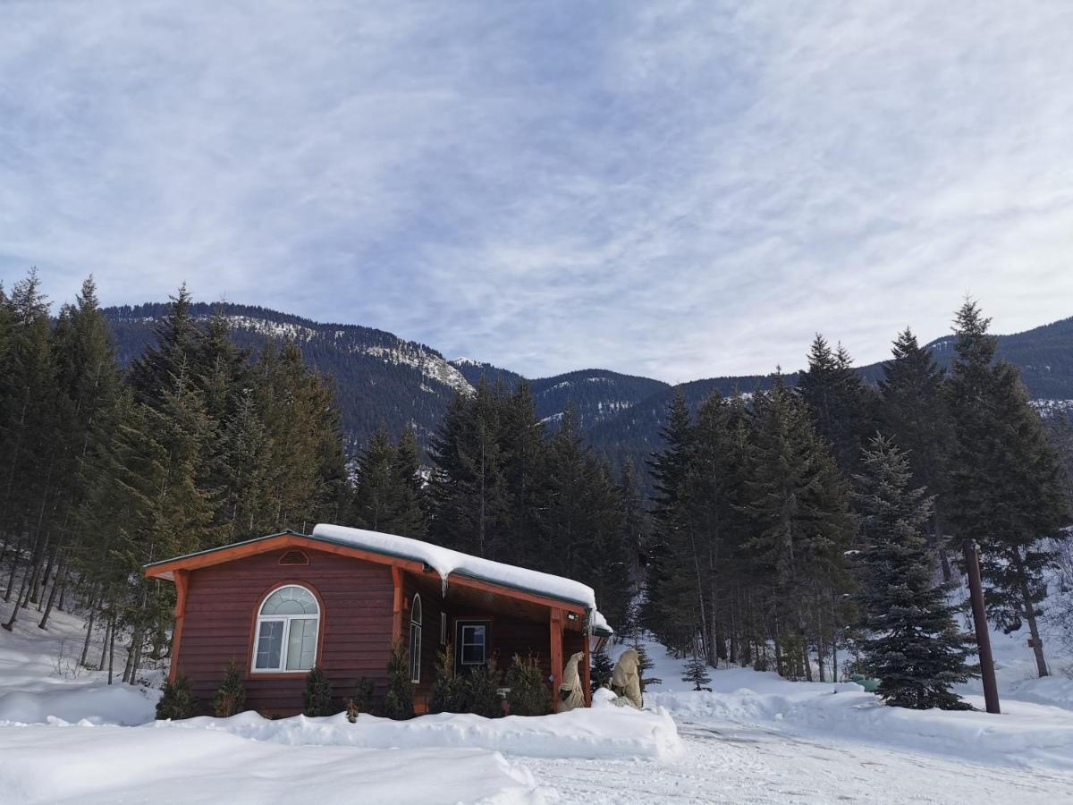 Cedar House Restaurant & Chalets Голден Экстерьер фото